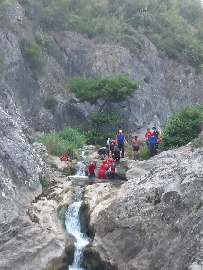 Kocaeli'de doğa yürüyüşünde kayalıklardan düşen kadın kurtarıldı