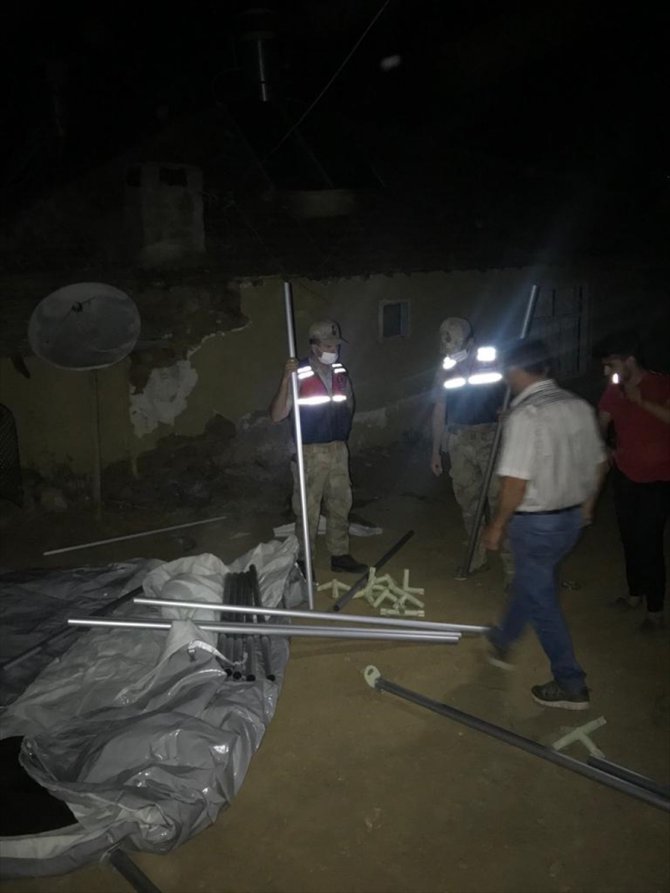Malatya'da jandarma depremzedelerin yaralarını sarıyor