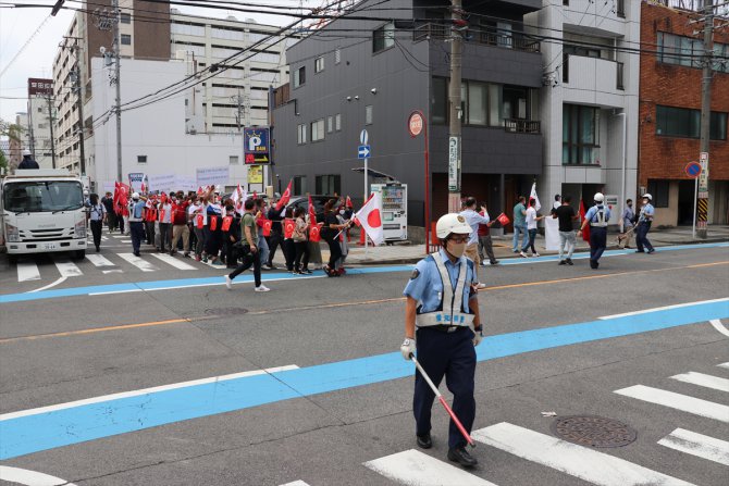Nagoya'da FETÖ'ye ait okulun önünde terör örgütü protestosu