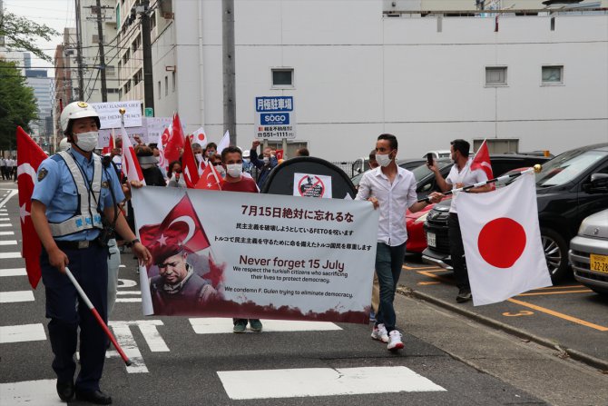 Nagoya'da FETÖ'ye ait okulun önünde terör örgütü protestosu