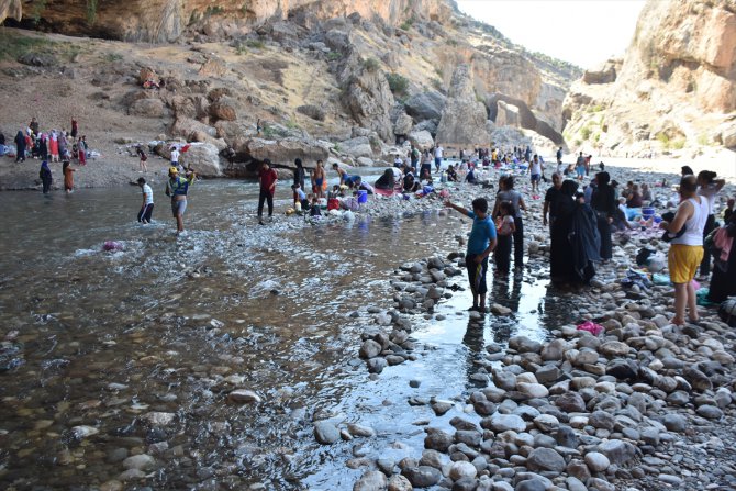 Sıcak havadan bunalan turistler Kahta Çayı'nda serinledi