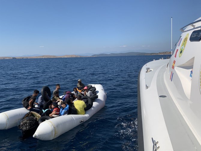 Balıkesir'de Türk kara sularına itilen 32 sığınmacı kurtarıldı