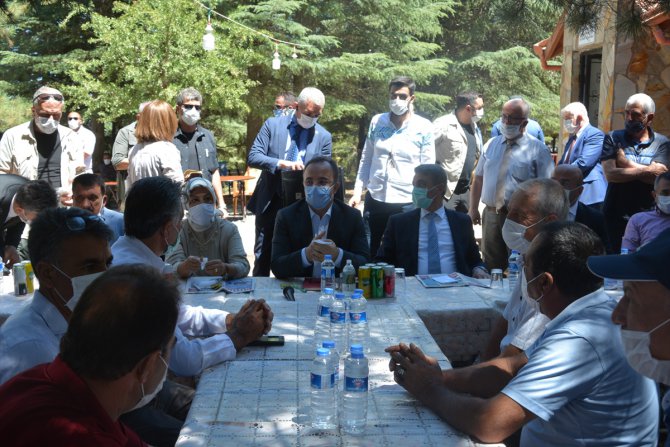 İçişleri Bakan Yardımcısı Çataklı, deprem bölgesinde muhtar ve vatandaşlarla bir araya geldi: