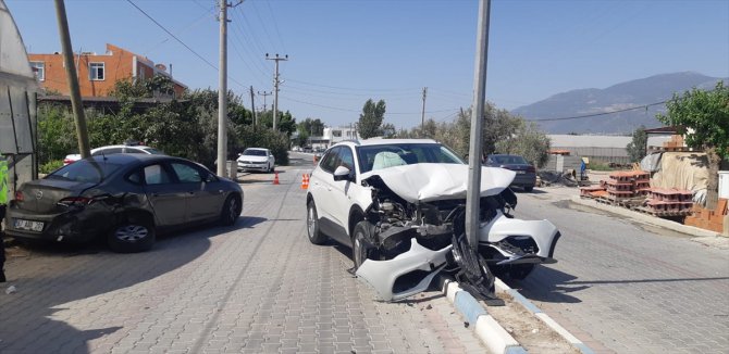 Antalya'da iki otomobil çarpıştı: 2 yaralı