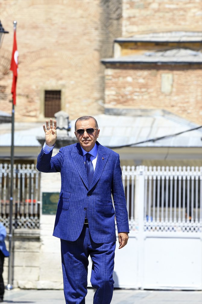 Cumhurbaşkanı Erdoğan, cuma namazı çıkışında gazetecilerin sorularını yanıtladı: (1)