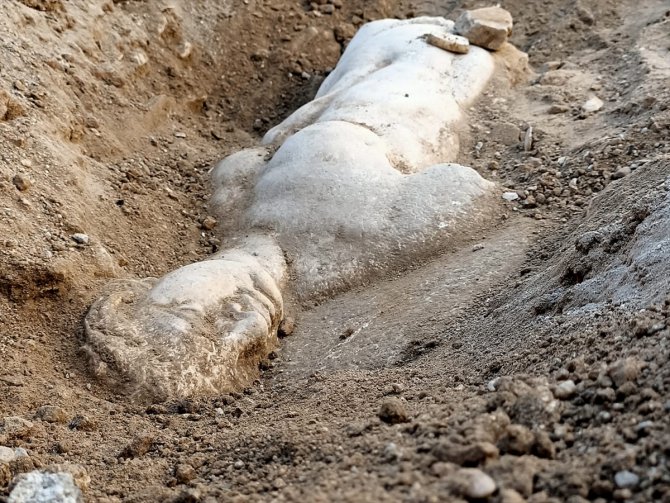 İzmir'de mitolojik varlık Satyros'un kabartması bulundu