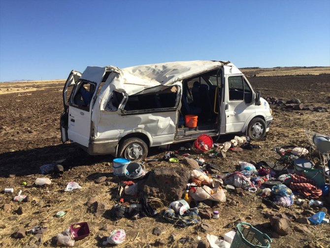 Şanlıurfa'da tarım işçilerini taşıyan minibüs devrildi: 20 yaralı