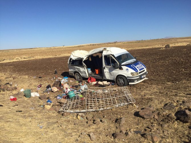 GÜNCELLEME - Şanlıurfa'da tarım işçilerini taşıyan minibüs devrildi: 1 ölü, 25 yaralı
