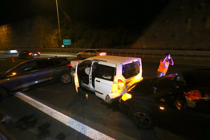 Anadolu Otoyolu'ndaki zincirleme trafik kazasında 3 kişi yaralandı