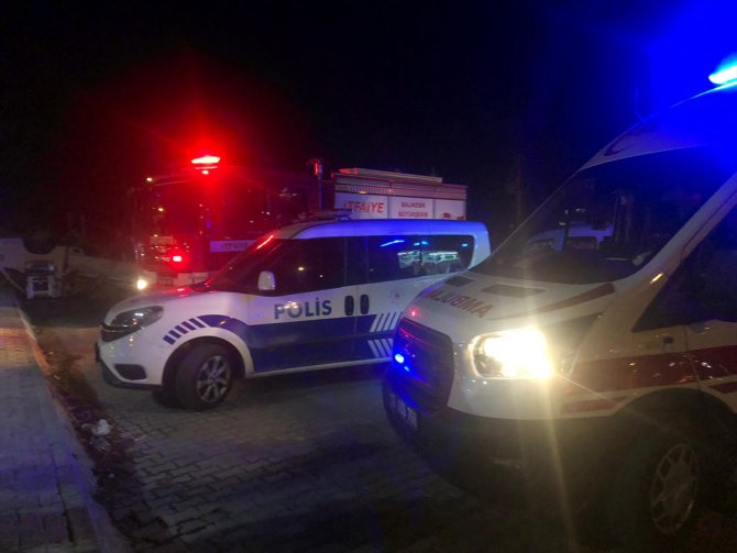 Balıkesir'de devrilen çilek yüklü kamyonetin sürücüsü yaralandı