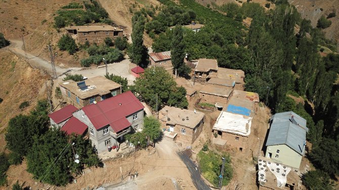 Bitlis Valisi Çağatay, depremden etkilenen Hizan'daki köy muhtarlarıyla görüştü: