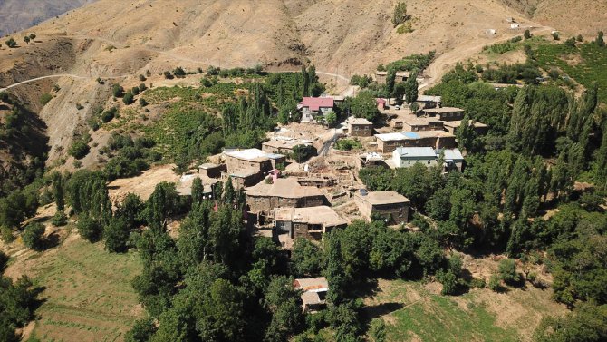 Bitlis Valisi Çağatay, depremden etkilenen Hizan'daki köy muhtarlarıyla görüştü: