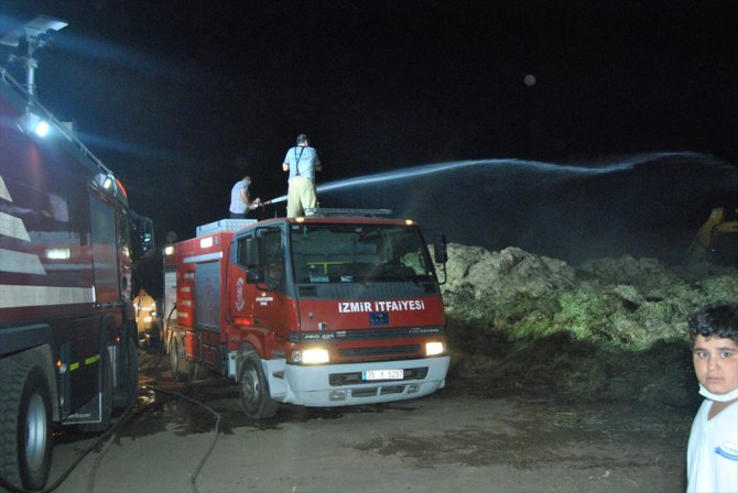 İzmir'de çıkan yangında 3 ton saman yandı