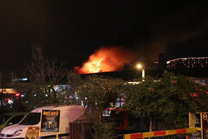İzmir'de sanayide çıkan yangın hasara neden oldu