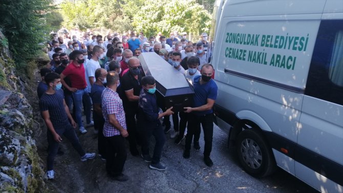 Karabük'teki trafik kazasında ölen anne ve iki çocuğunun cenazeleri Zonguldak'ta defnedildi