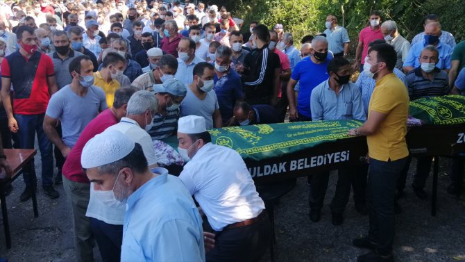 Karabük'teki trafik kazasında ölen anne ve iki çocuğunun cenazeleri Zonguldak'ta defnedildi