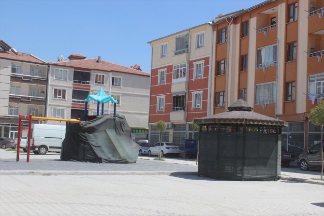 Konya'da koronavirüs tedbirleri kapsamında oyun parkları çadırla kapatıldı