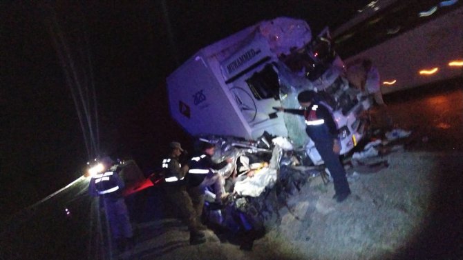 Sivas'ta kamyonla hafif ticari araç çarpıştı: 3 ölü, 1 yaralı