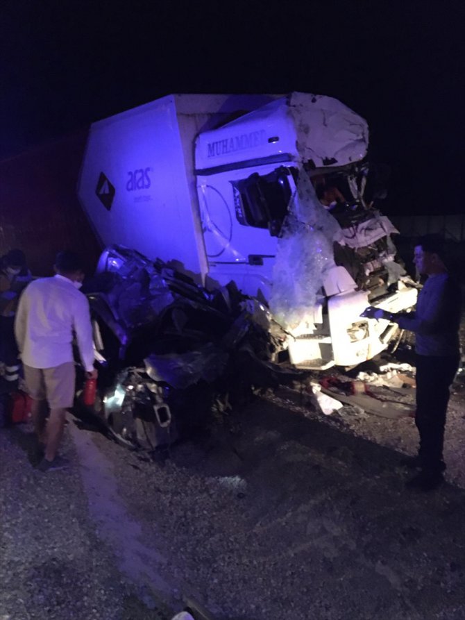 Sivas'ta kamyonla hafif ticari araç çarpıştı: 3 ölü, 1 yaralı