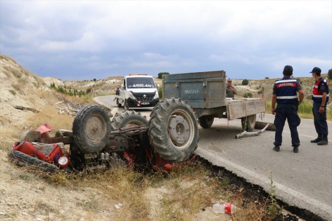 Burdur'da traktör şarampole devrildi: 1'i çocuk 4 yaralı