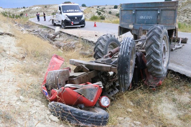 Burdur'da traktör şarampole devrildi: 1'i çocuk 4 yaralı