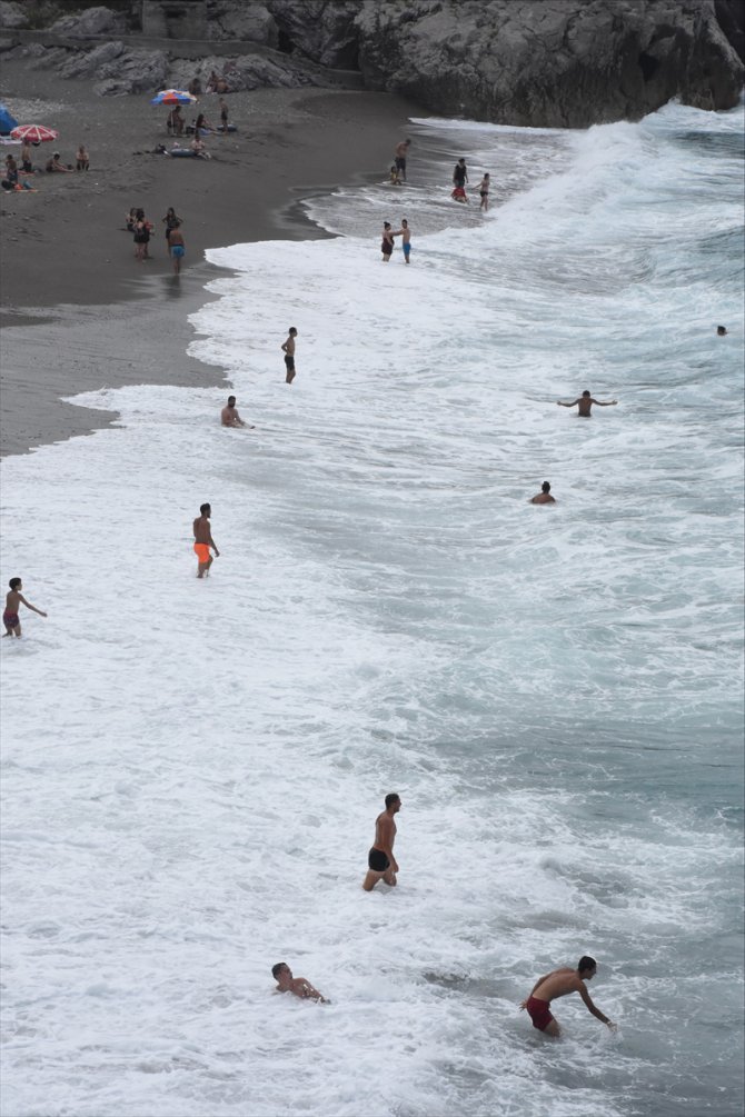 Zonguldak'ta sıcaktan bunalanlar plajları doldurdu