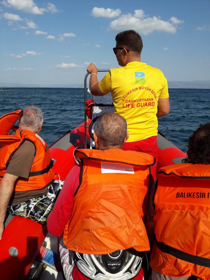 Balıkesir'de batma tehlikesi geçiren teknedeki 4 kişiyi itfaiye ekibi kurtardı