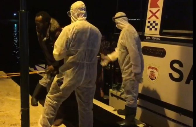 Balıkesir'de Türk kara sularına itilen 31 sığınmacı kurtarıldı
