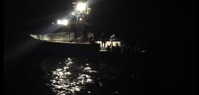 Balıkesir'de Türk kara sularına itilen 31 sığınmacı kurtarıldı