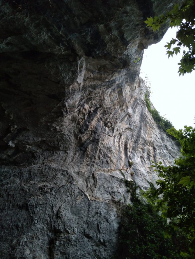 Bursa'da mağaradaki kayalıktan düşen kişiyi itfaiye ekipleri kurtardı