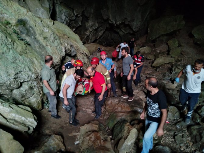 Bursa'da mağaradaki kayalıktan düşen kişiyi itfaiye ekipleri kurtardı
