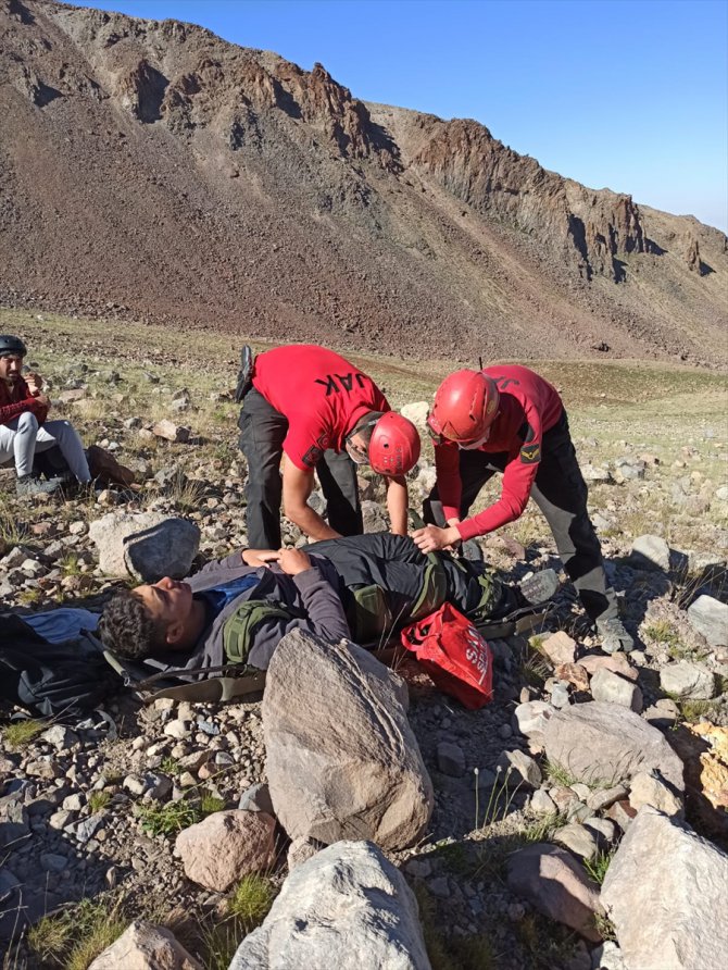 Erciyes'te zirve tırmanışında mahsur kalan dağcıyı JAK kurtardı