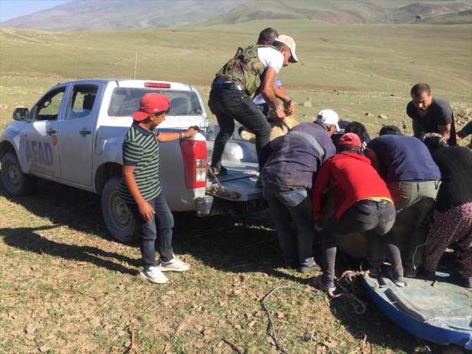 Iğdır'da kayalıklarda mahsur kalan ineği AFAD ekipleri kurtardı