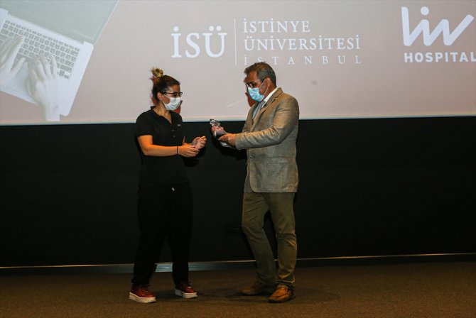 İstinye Üniversitesinden AA muhabiri Yeşim Sert Karaaslan'a "En Aktif Pandemi Muhabiri" ödülü