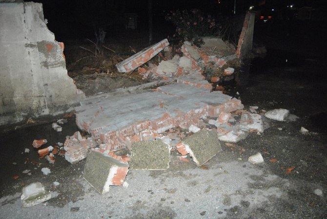 İzmir'de yağış ve rüzgar nedeniyle beton duvarlar yıkıldı