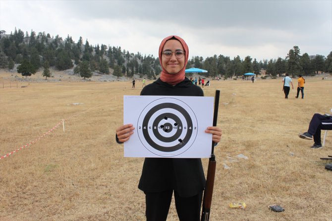 Mersin'de yörük kadınlar atıcılık şenliğinde yarıştı