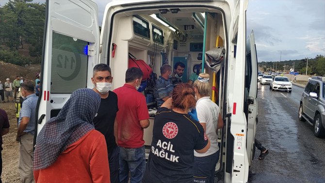 Muğla'da işçileri taşıyan midibüs şarampole devrildi: 1 ölü, 12 yaralı