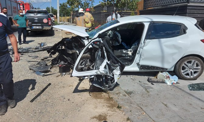 Silivri'de iki otomobil çarpıştı: 3 yaralı