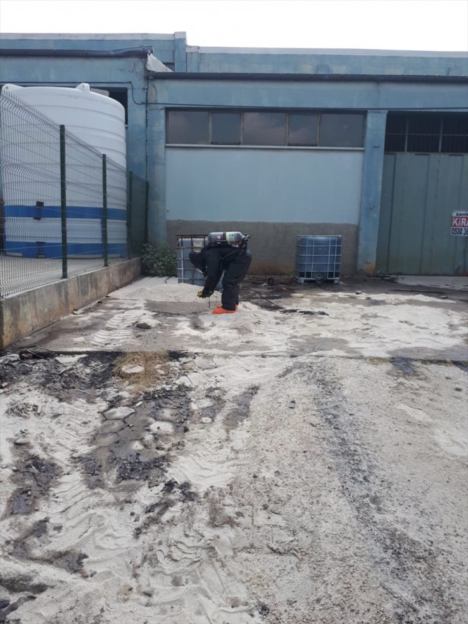 Adana'da, organize sanayi bölgesinde dökülen sülfürik asidi KBRN ekibi temizledi