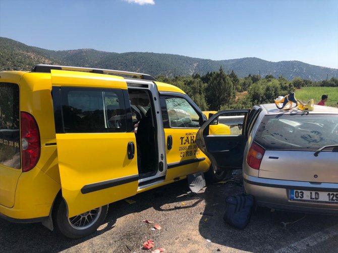 Antalya'da taksi ile otomobil çarpıştı: 9 yaralı