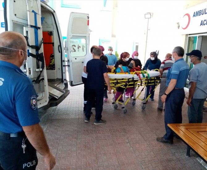 Antalya'da taksi ile otomobil çarpıştı: 9 yaralı