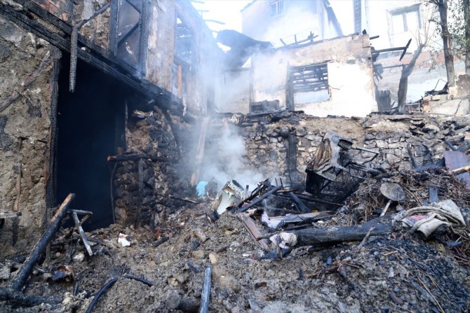 Çorum'da bir evde çıkan yangında 4'ü çocuk 5 kişi hayatını kaybetti