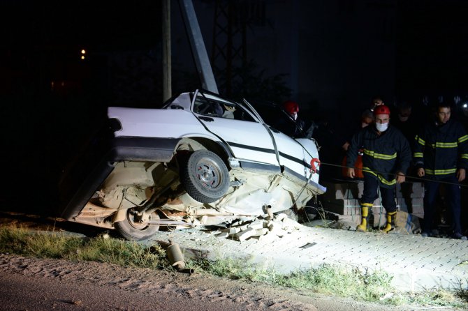 Tokat'ta ikiye bölünen otomobilin sürücüsü öldü