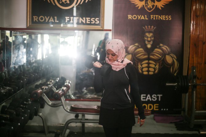 Gazze'de vücut geliştirme sporuna gönül veren genç avukat, ön yargıları aşarak kadınlara öncülük ediyor