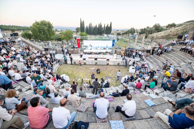 İzmir Büyükşehir Belediye Meclisi tarihi Asklepion Tiyatrosu'nda toplandı