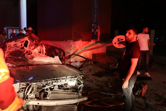 İzmir'de otomobil üst geçide çarptı: 1'i ağır 3 yaralı