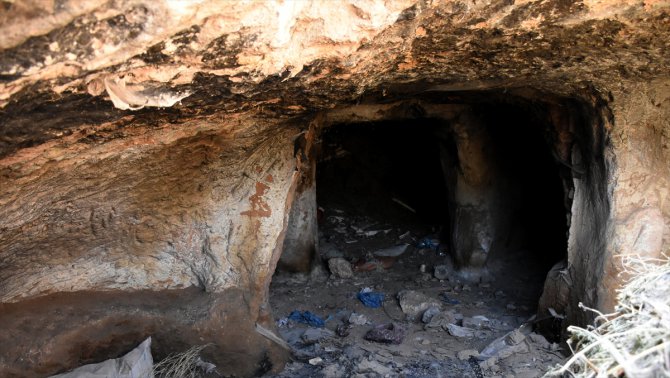 Kırşehir'de su kaçağı için kazı yapılan alanda mağara bulundu