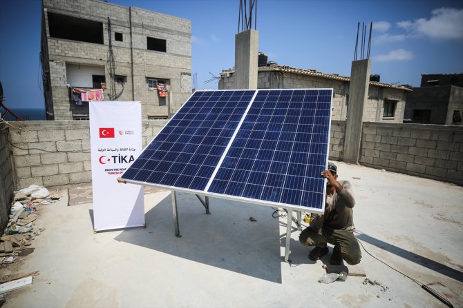 TİKA Gazze'de 30 felçli hastanın evine güneş enerjisi sistemi kurdu