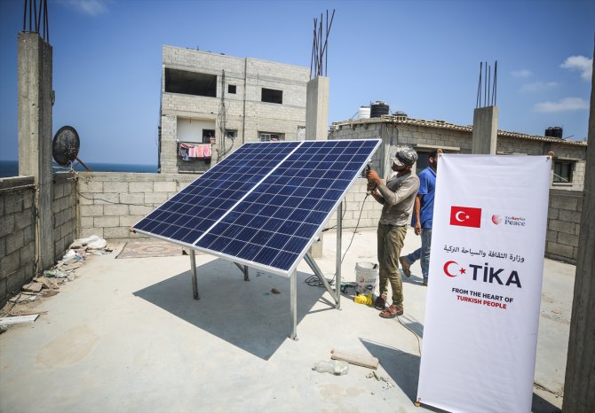 TİKA Gazze'de 30 felçli hastanın evine güneş enerjisi sistemi kurdu