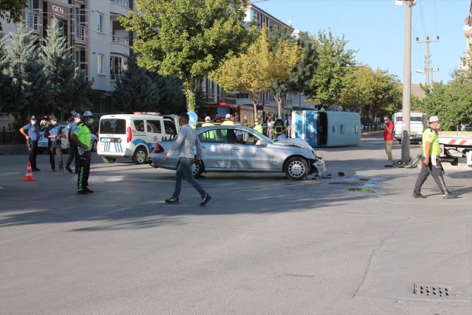 Aksaray'da işçileri taşıyan minibüs ile otomobil çarpıştı: 12 yaralı